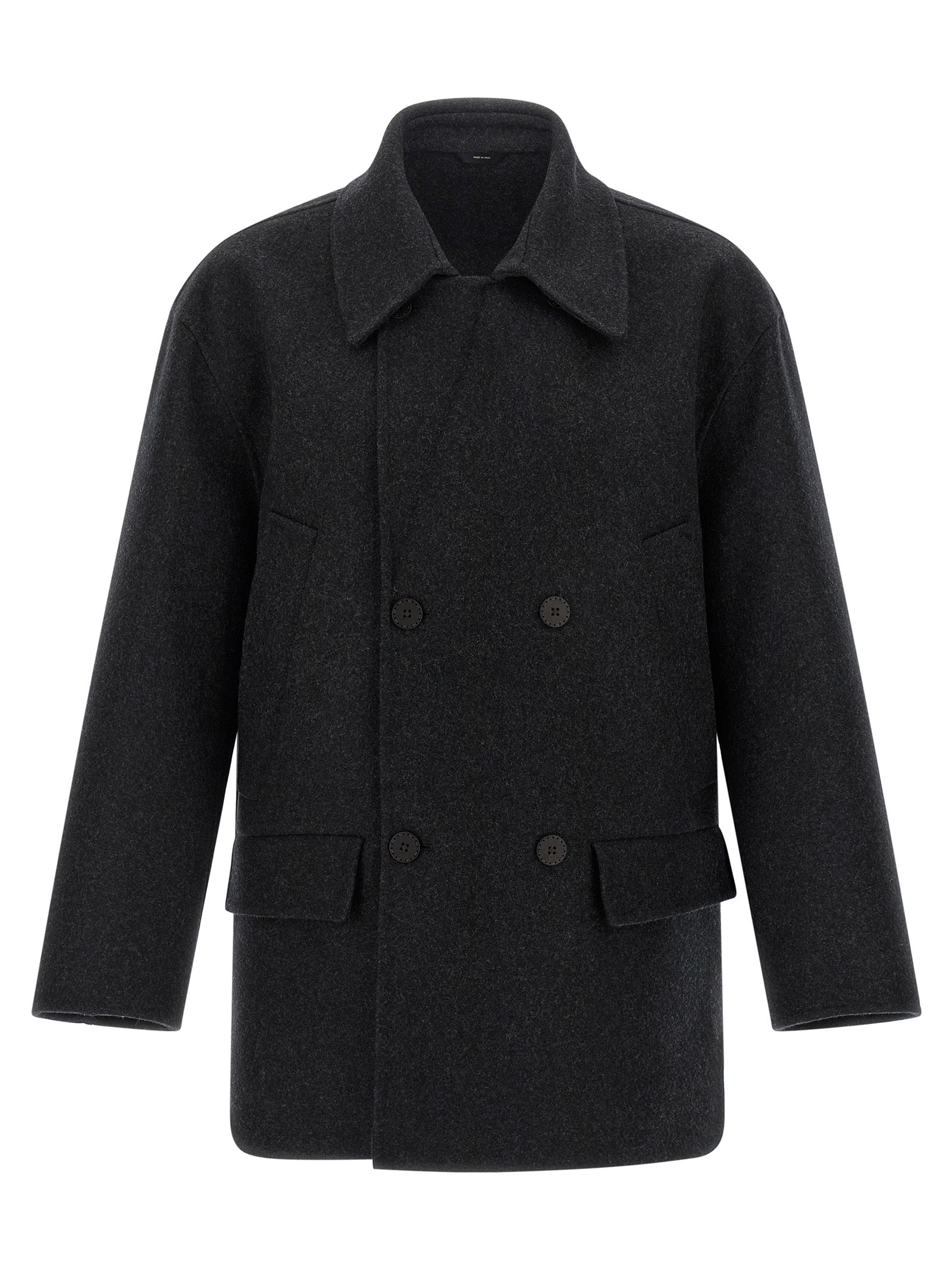 Manteau en laine vierge gris de Fendi, coupe élégante, porté sur un mannequin, détails de couture visibles.