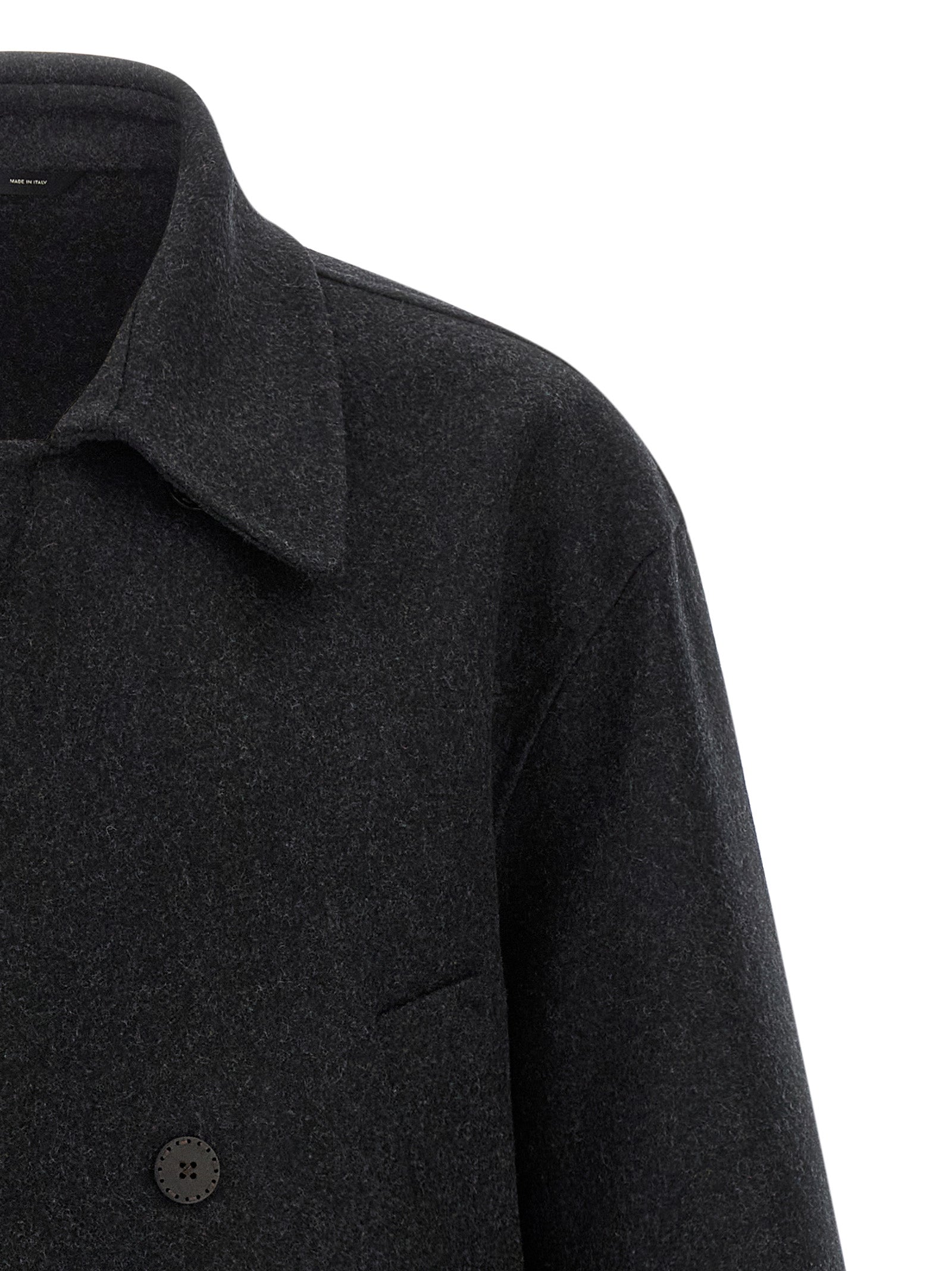 Manteau gris en laine vierge de Fendi, coupe élégante et sophistiquée, porté sur un mannequin.