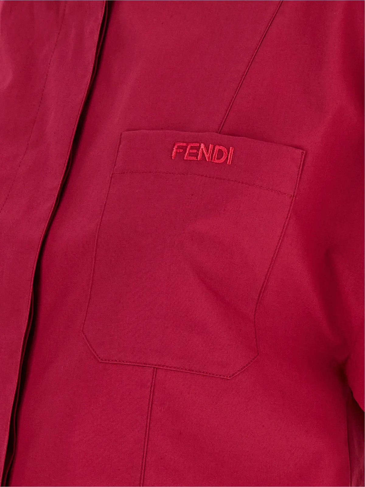 Veste fendi rouge vibrante en coton avec logo brodé assorti sur la poche poitrine