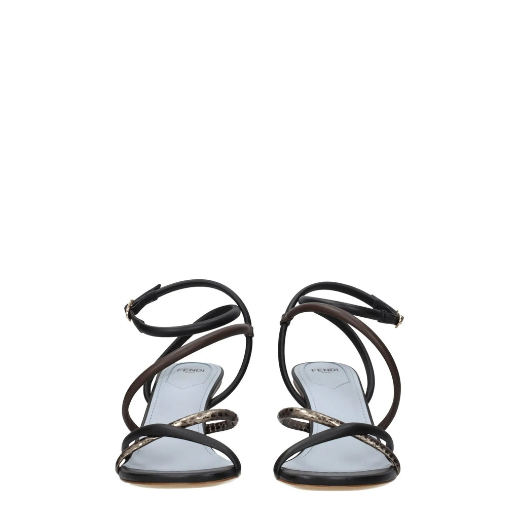 Sandales plates fendi multicolores en cuir noir avec lanières croisées complexes et accents métalliques