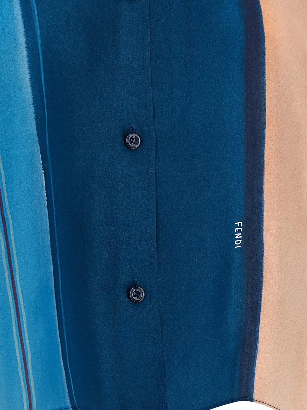 Chemise boutonnée fendi bleu marine en soie multicolore avec tissu texturé subtil et rayures verticales bleu clair sur le côté