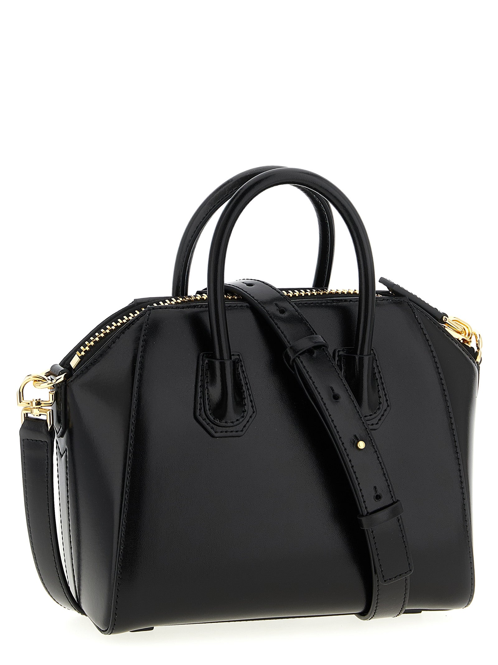 Sac à main Givenchy en cuir de veau noir avec détails élégants, vue de face, idéal pour un style sophistiqué.