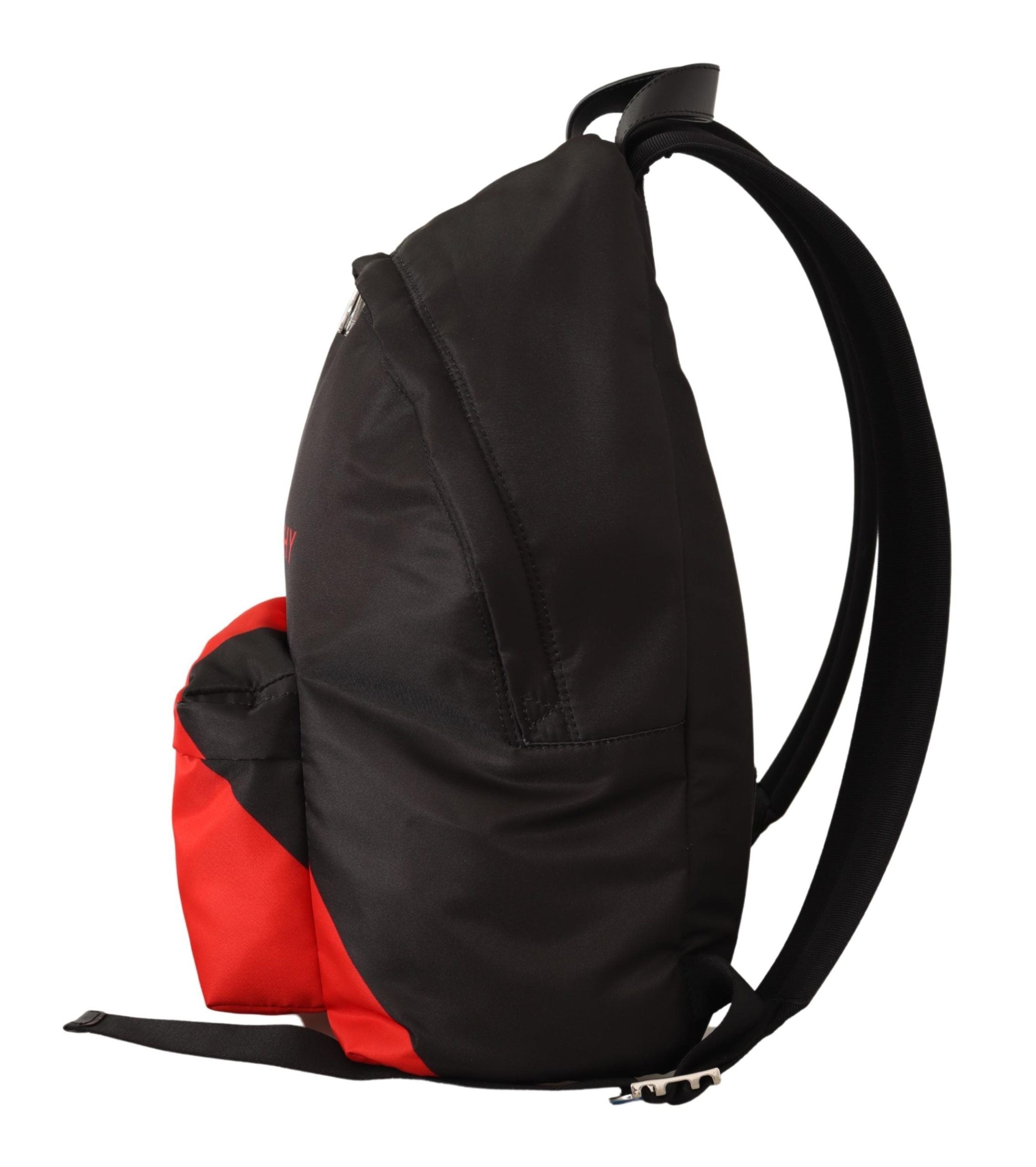 Sac à dos urbain Givenchy en nylon rouge et noir, avec poches et design moderne visible sur l'image.