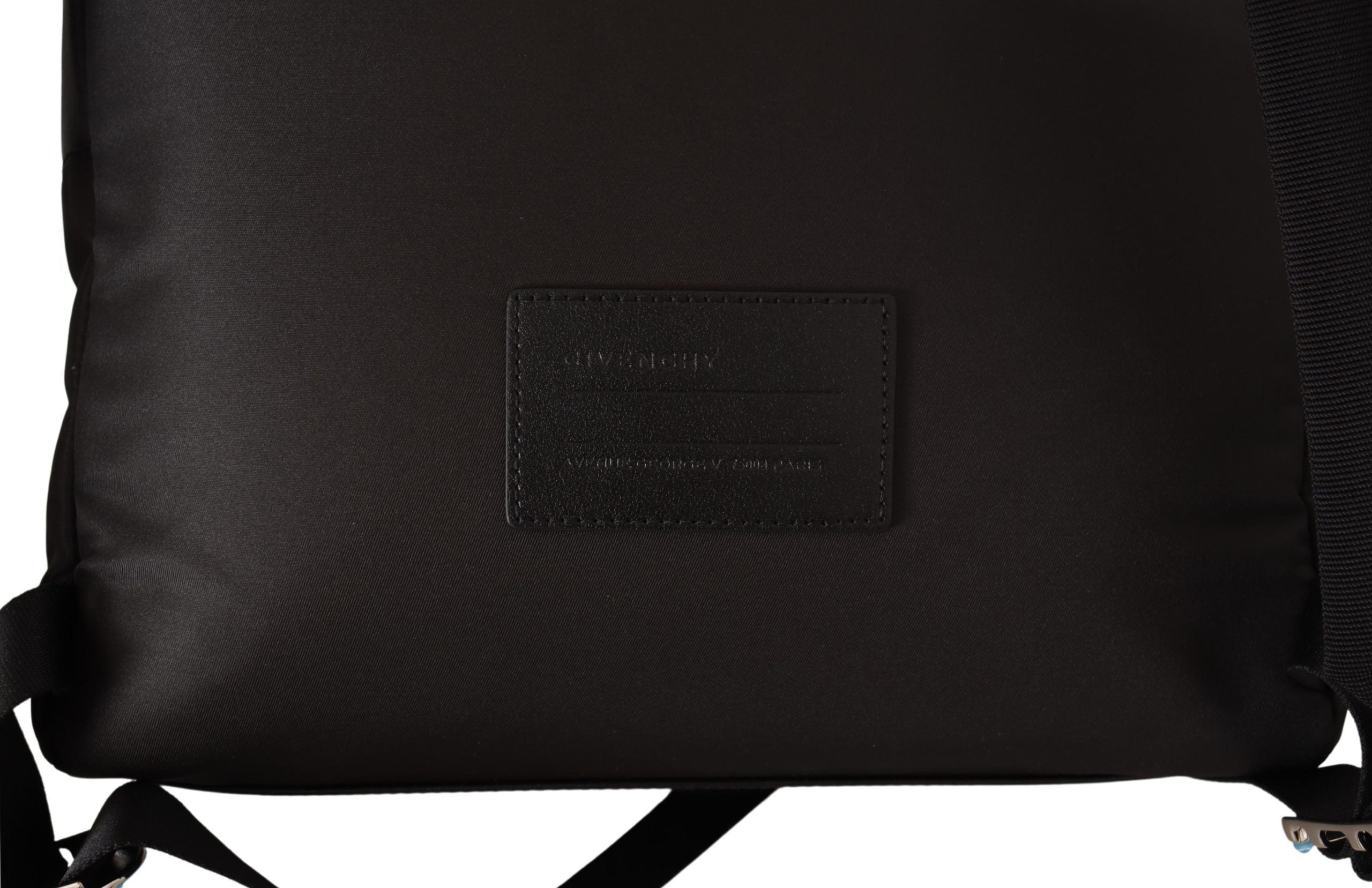 Sac à dos urbain en nylon rouge et noir Givenchy, design moderne avec poignées et compartiments visibles.