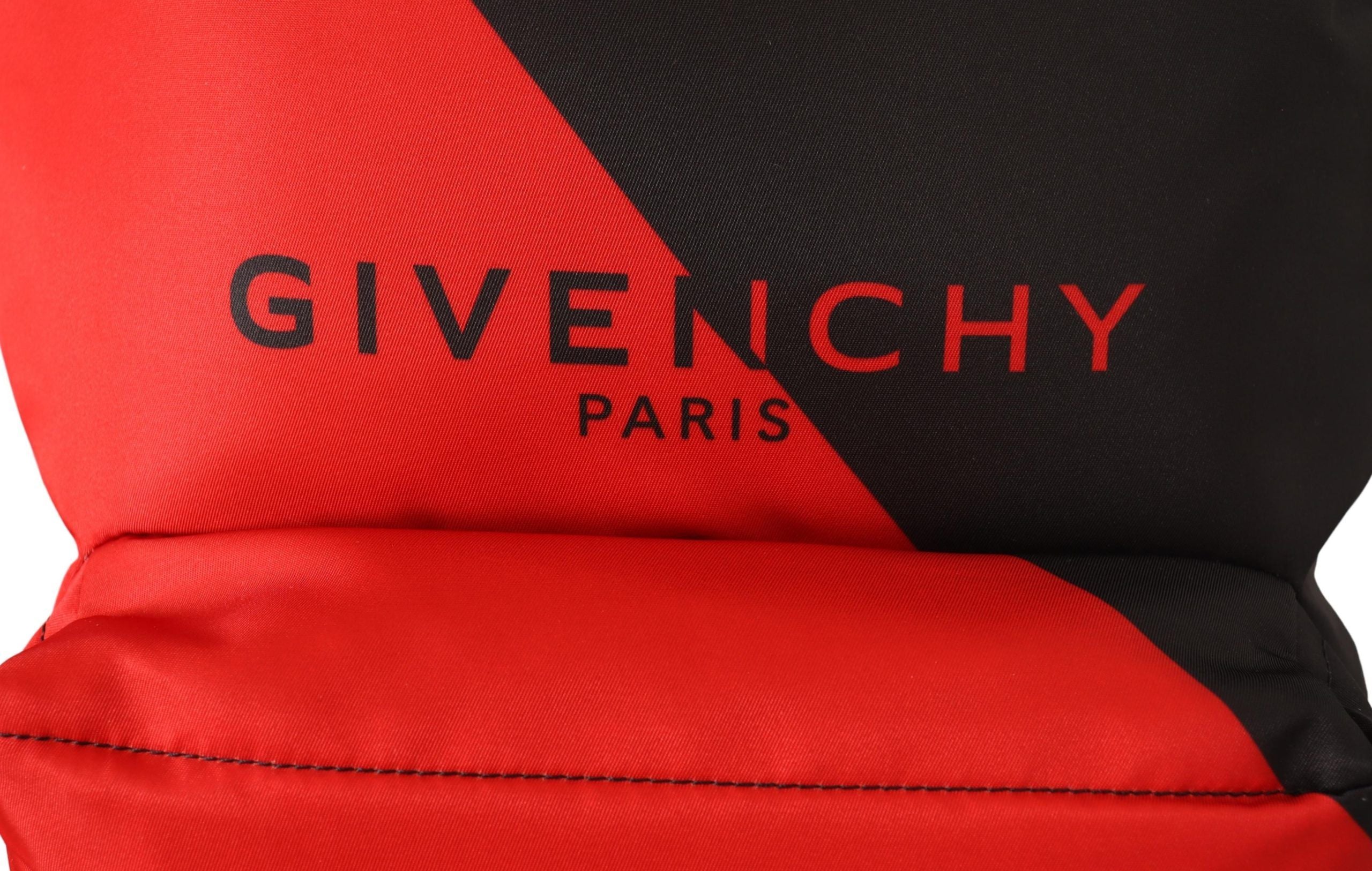 Sac à dos urbain Givenchy en nylon rouge et noir, avec plusieurs compartiments et design moderne.