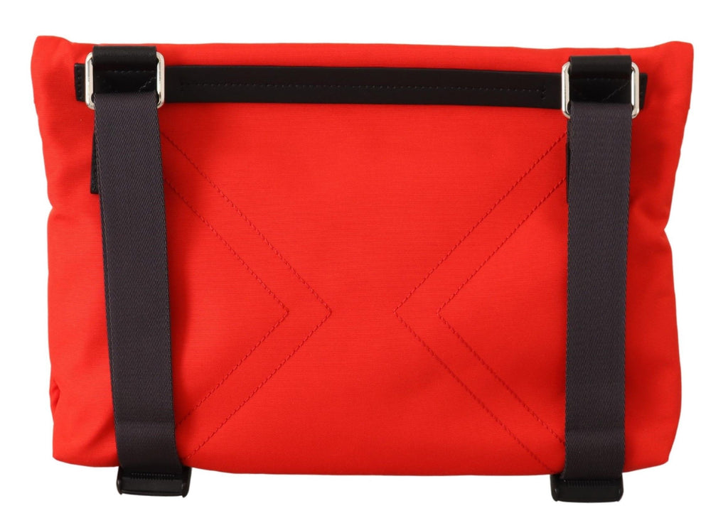 Sac à bandoulière Givenchy Downtown en polyamide rouge, sac plat avec bandoulière ajustable et logo Givenchy visible.