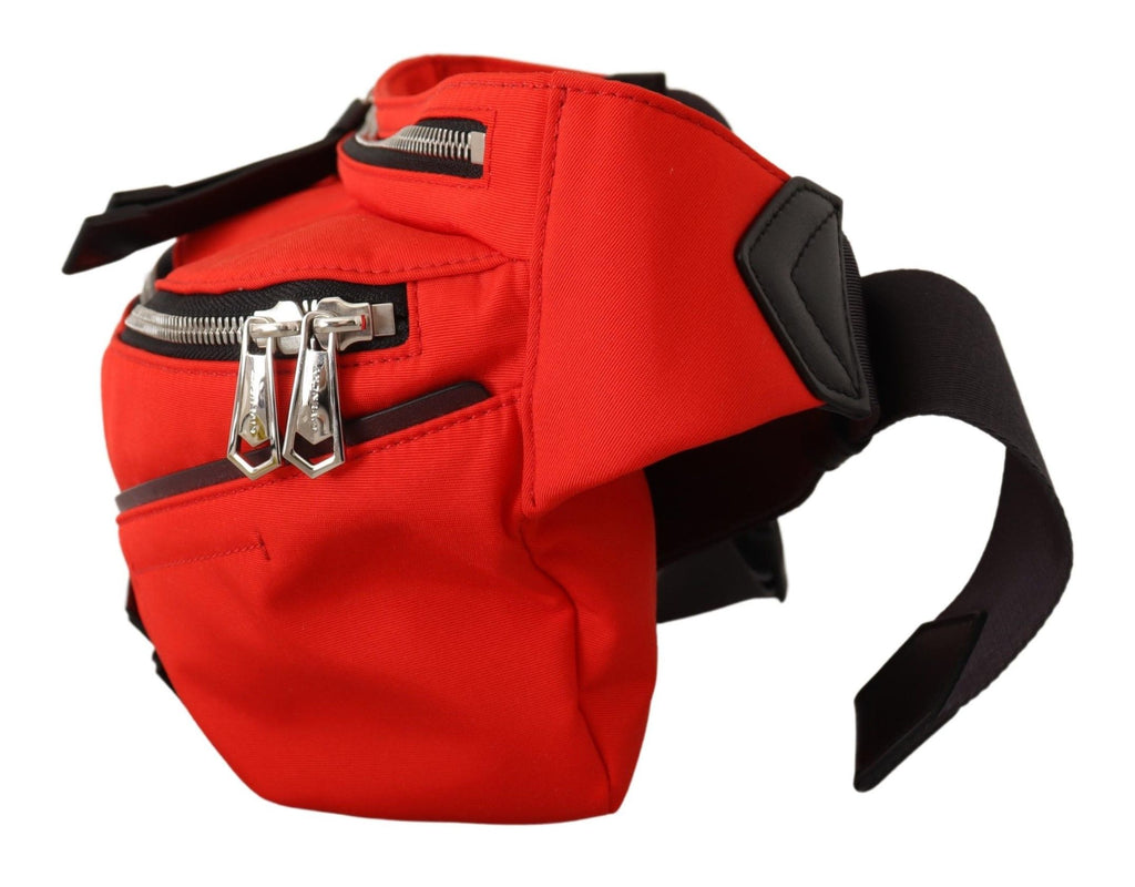 Sac banane Givenchy Downtown en polyamide rouge, grande taille avec boucle et poche extérieure visible.