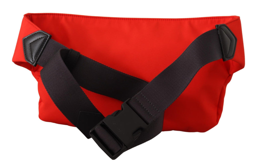 Sac banane Givenchy Downtown en polyamide rouge avec grande taille et boucle, vue de face sur fond neutre.