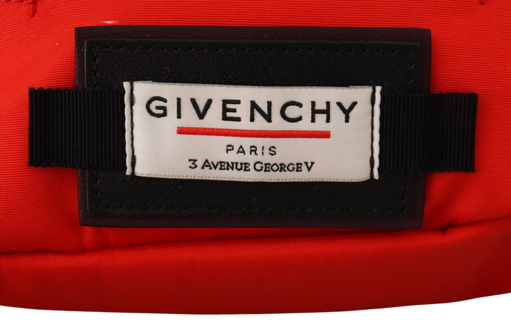 Sac banane Givenchy en polyamide rouge, grande taille, style urbain avec boucle et compartiments spacieux.