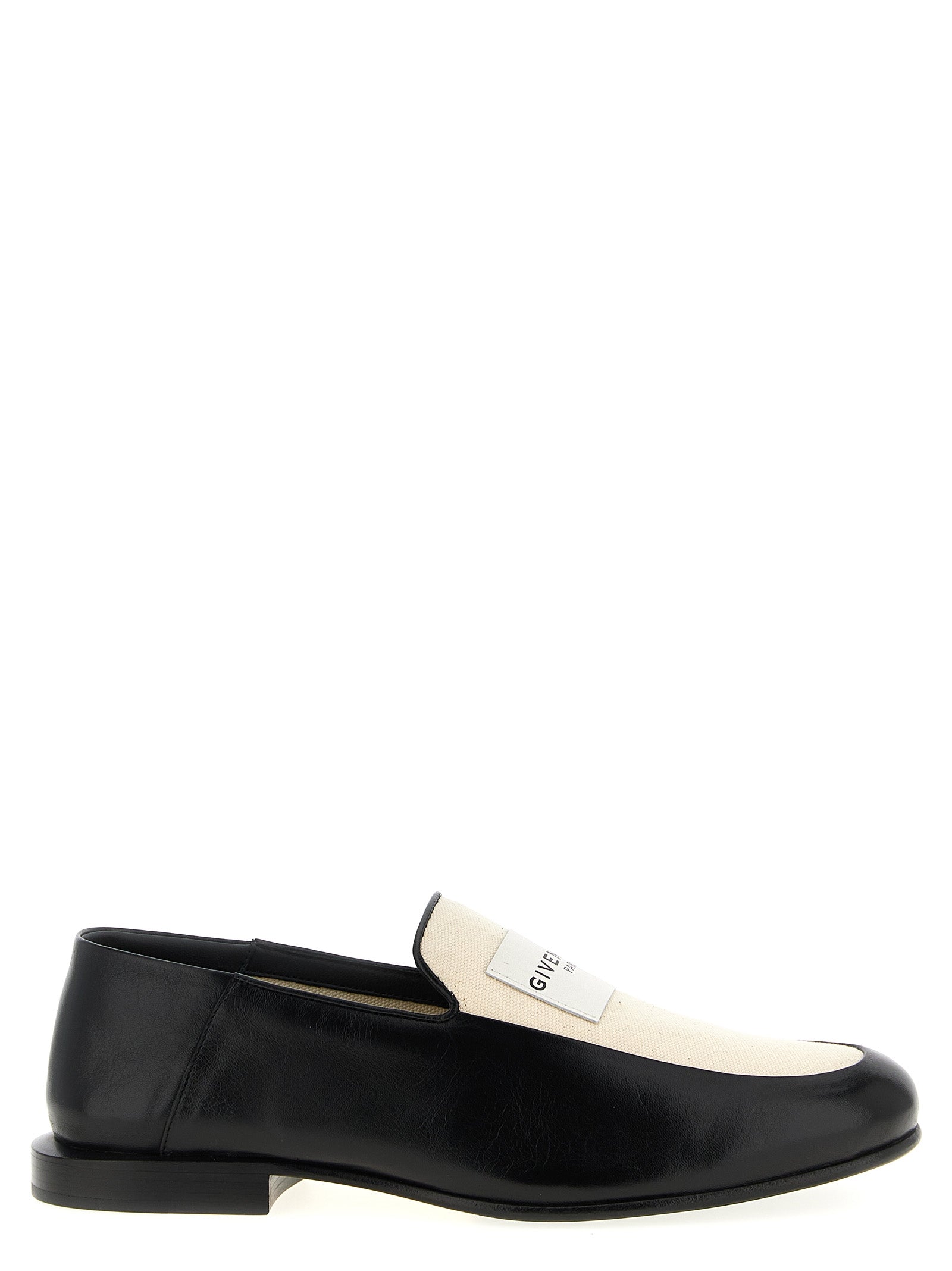Mocassins noirs en cuir d'agneau Givenchy, chaussons élégants en cuir lisse avec semelle plate et détails sophistiqués.