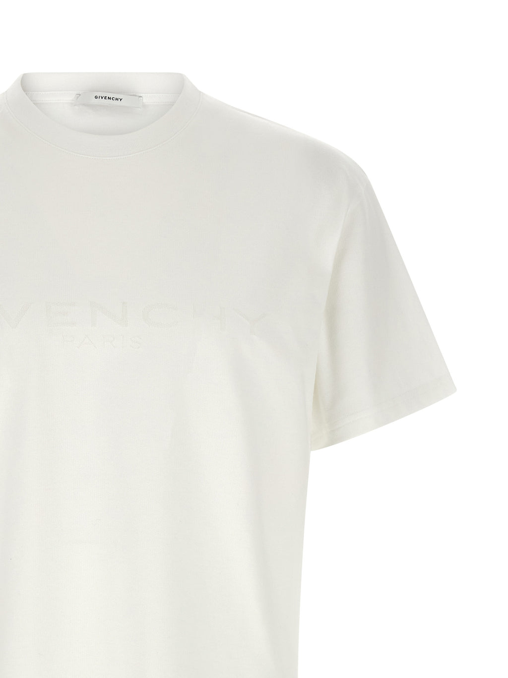 T-shirt blanc en coton Givenchy, style décontracté avec logo subtil, porté sur mannequin.