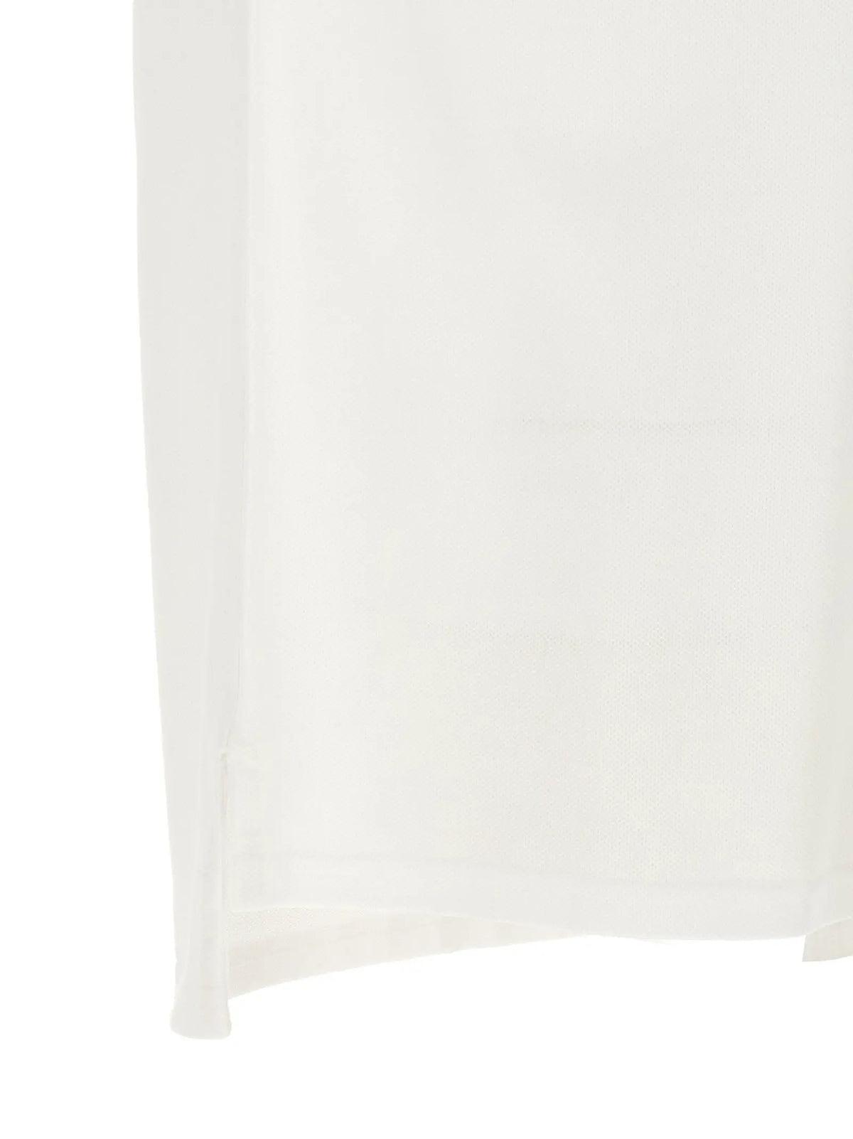 Un rideau blanc transparent en tissu léger avec des plis verticaux subtils sur le côté pour chemise polo coton blanche Givenchy
