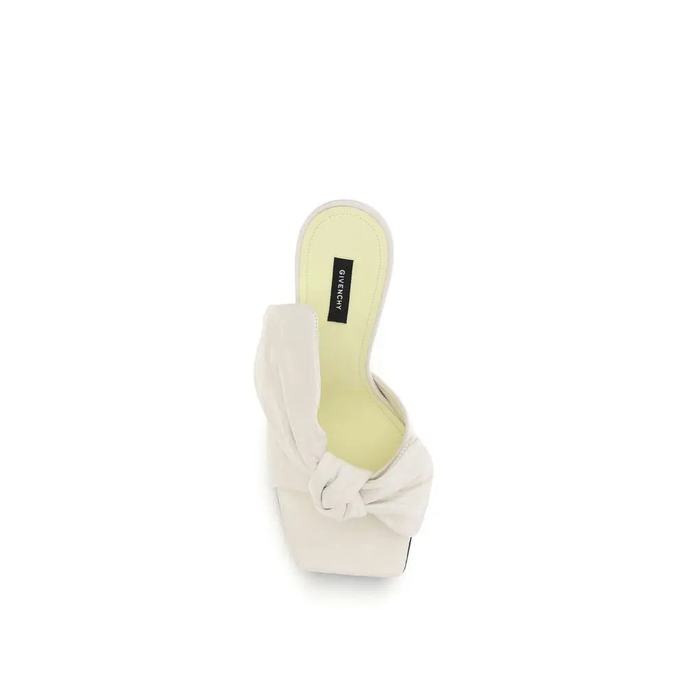 Mules Givenchy blanches en cuir agneau avec sandale à plateforme off-white et nœud en tissu à l’avant