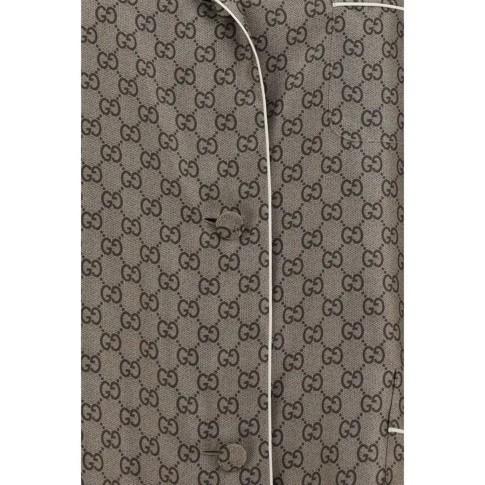Chemise en soie beige Gucci avec motif logo gg gris répété et passepoil blanc le long de la couture