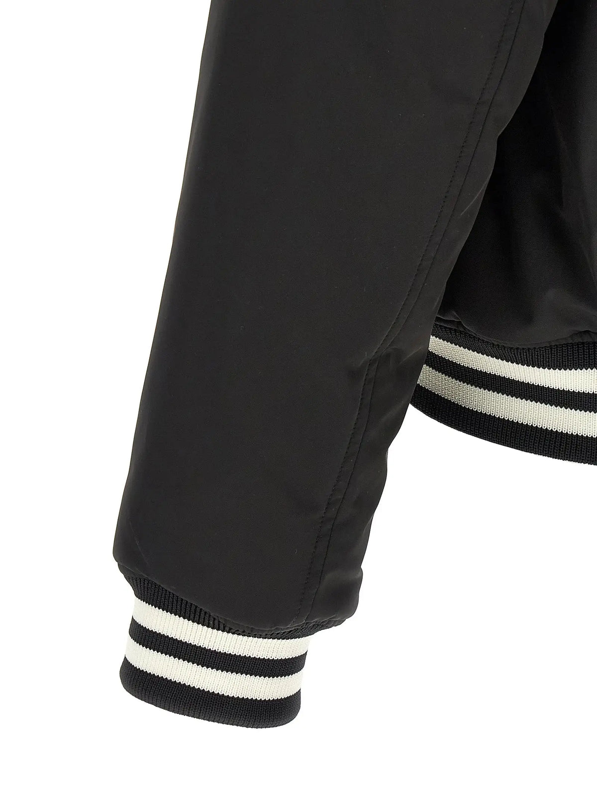 Manche de blouson aviateur gucci bicolor en polyester noir avec poignets côtelés à deux bandes blanches