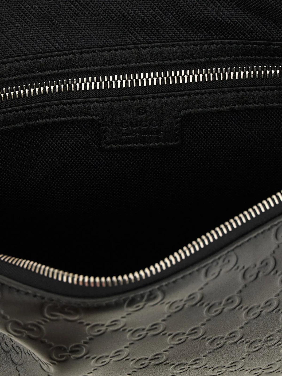 Sac ceinture Gucci noir en cuir de veau avec motif monogramme gg embossé et fermeture éclair argentée