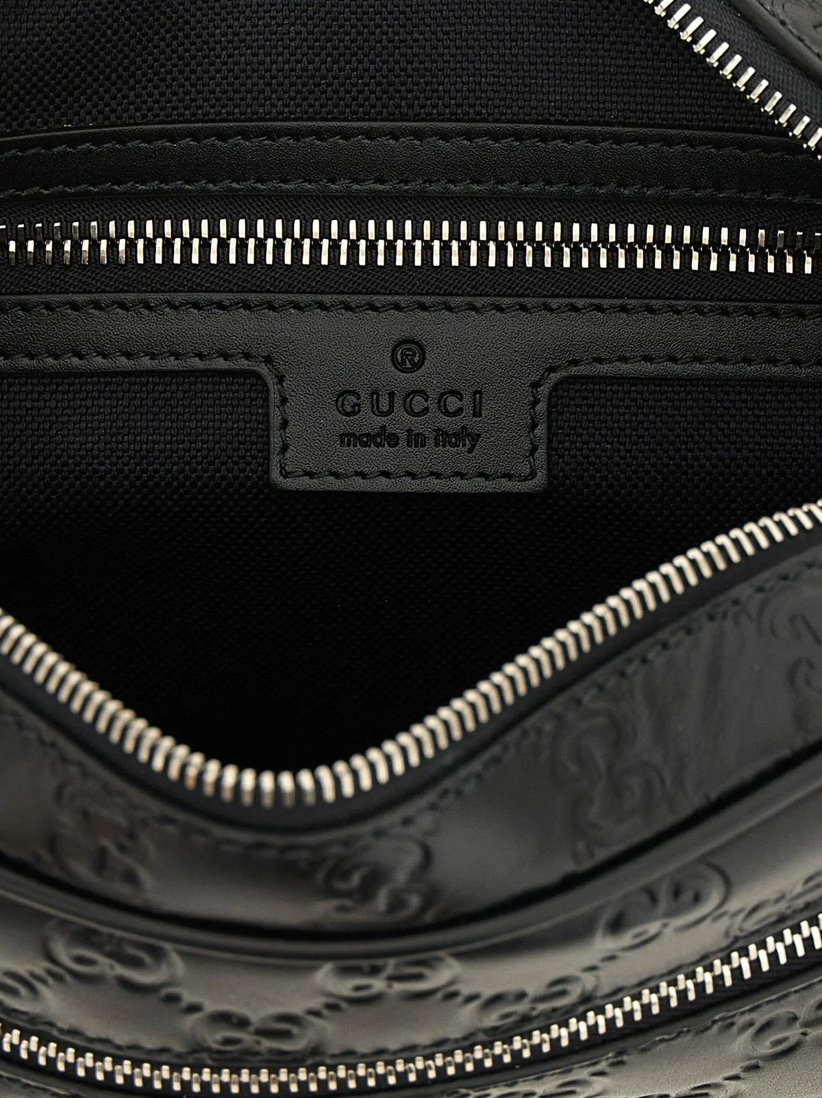 Intérieur de sac gucci noir en cuir veau avec motif embossé texturé et fermetures éclair argentées