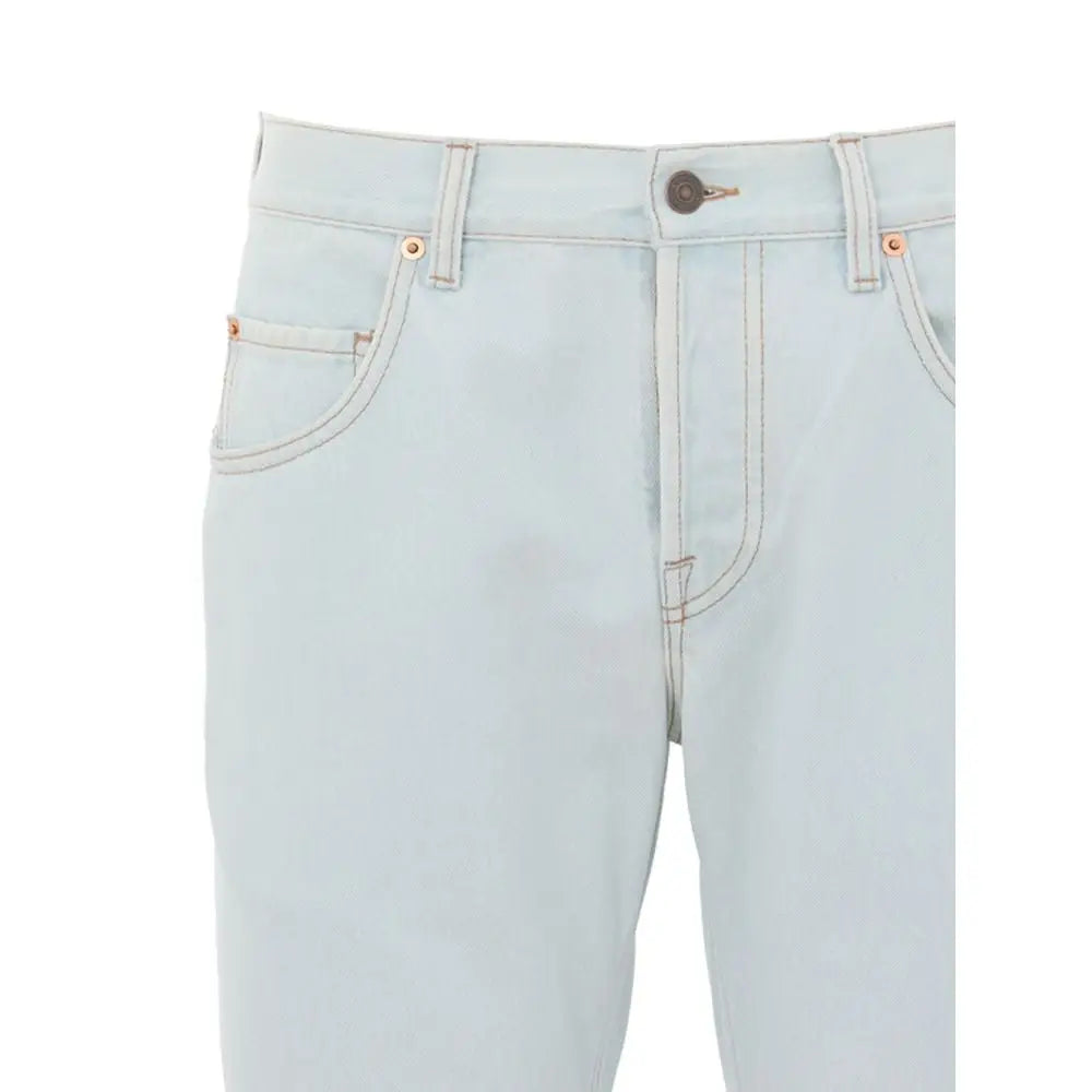 Jean gucci bleu clair en coton avec coupe décontractée, cinq poches classiques et finitions cuivre