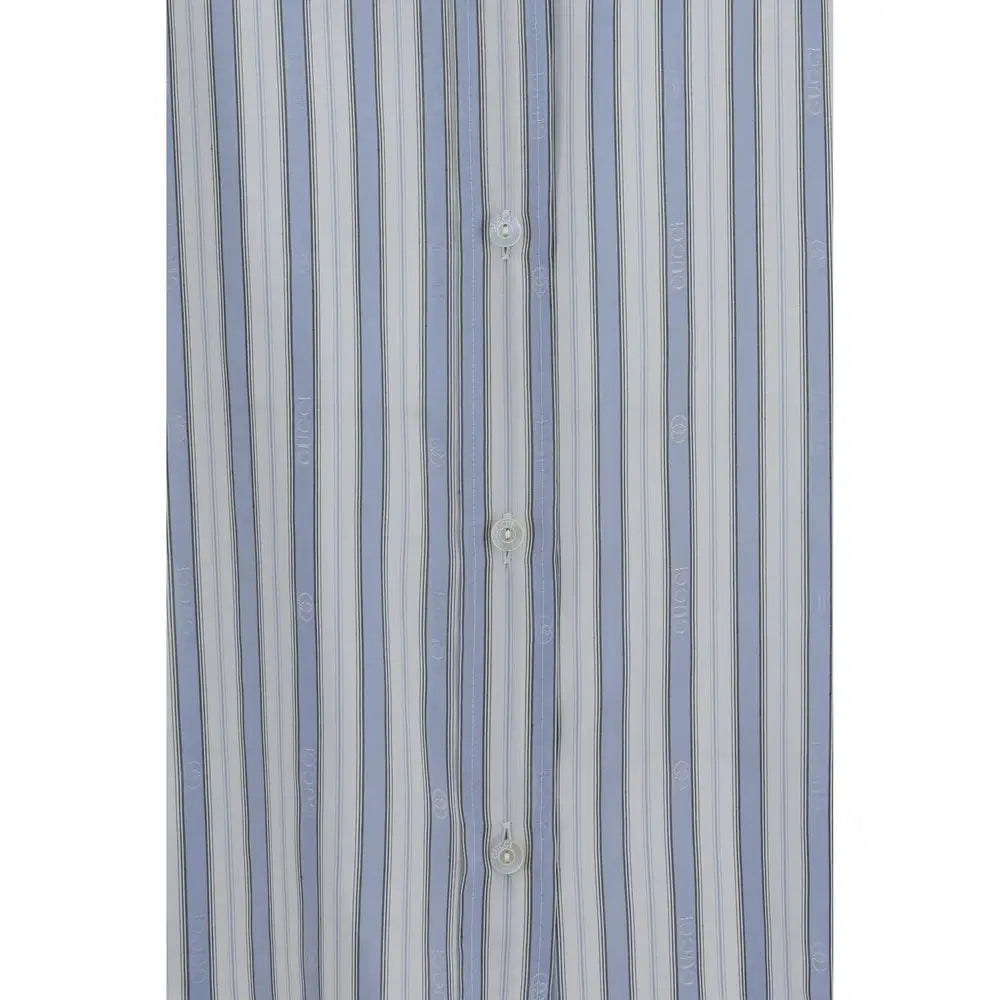 Chemise gucci bleu en soie avec rayures verticales blanc et bleu ciel et logos subtils tissés dans le tissu