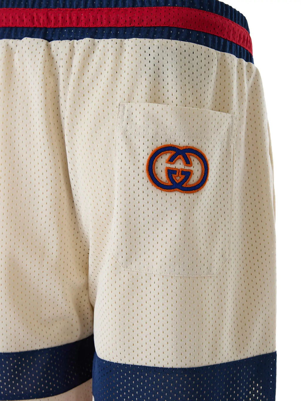 Shorts gucci cream en mesh polyester avec bordures bleu marine et rouge et logo brodé sur la poche avant