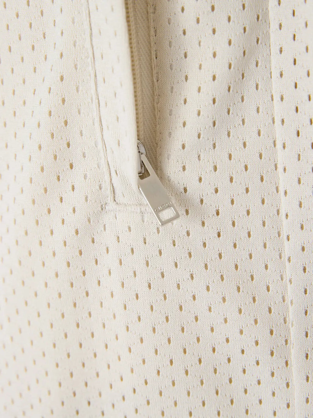 Veste zippée en maille perforée crème avec tirette argentée proposée avec short gucci crème en polyester logo