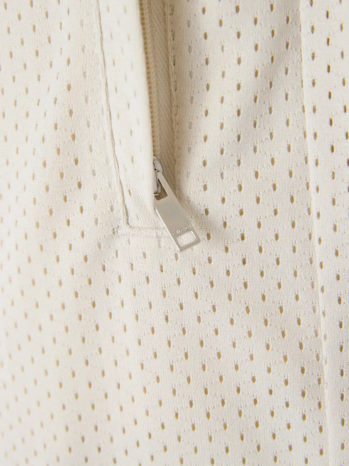 Veste zippée en maille perforée crème avec tirette argentée proposée avec short gucci crème en polyester logo