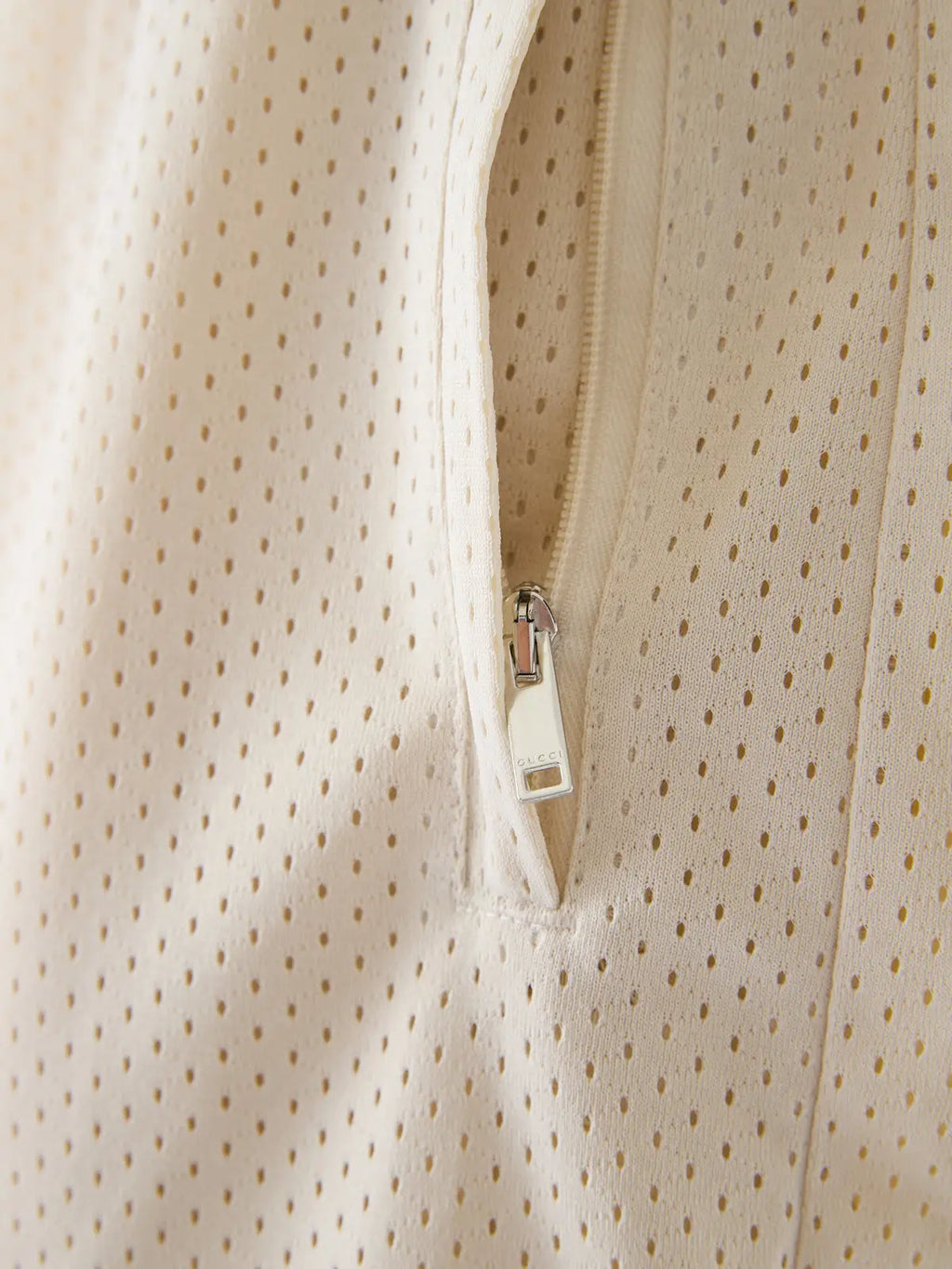 Veste crème en tissu polyester perforé avec fermeture éclair blanche logo gucci assortie aux shorts gucci cream polyester
