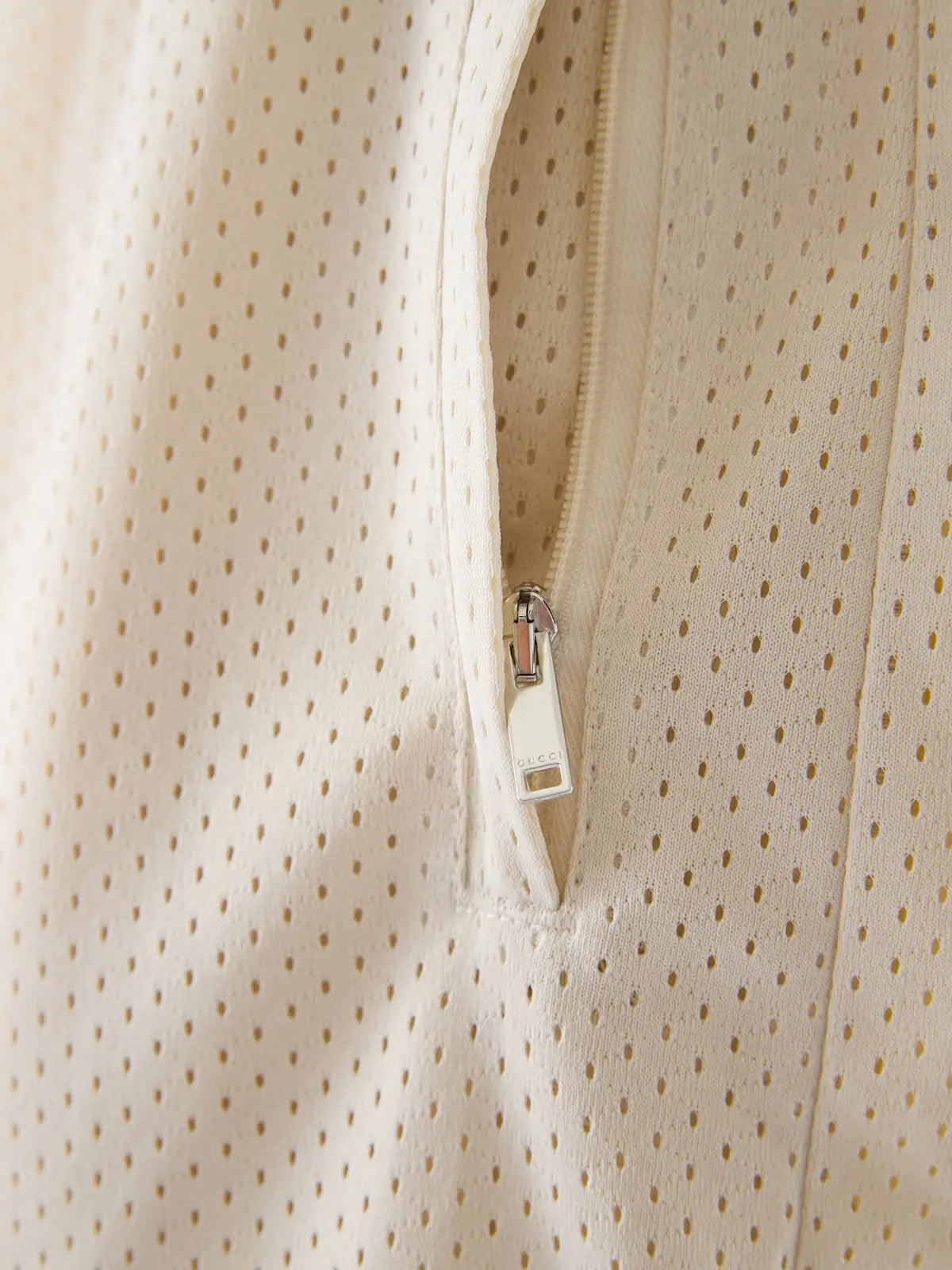 Veste crème en tissu polyester perforé avec fermeture éclair blanche logo gucci assortie aux shorts gucci cream polyester