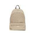 Sac à dos en polyester beige de Gucci, avec logo Gucci visible, porté sur une personne.