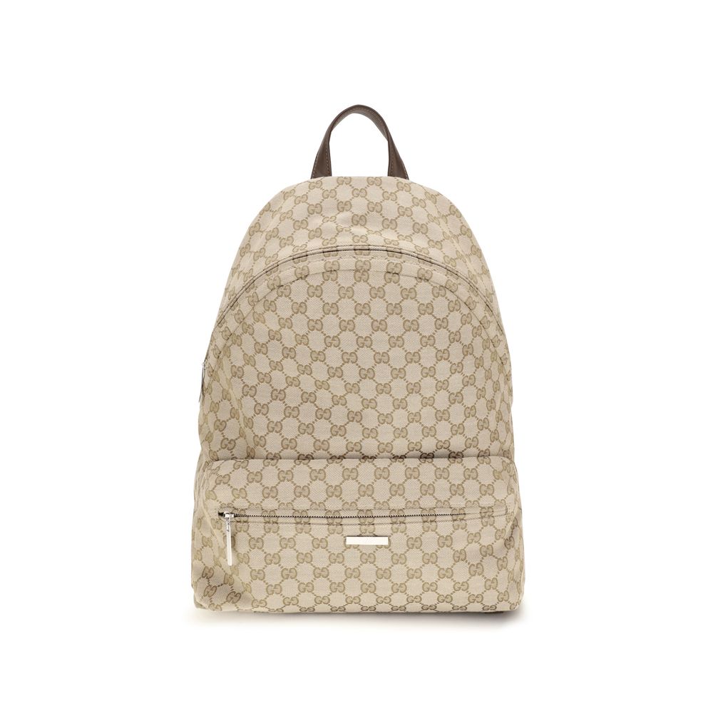 Sac à dos en polyester beige de Gucci, avec logo Gucci visible, porté sur une personne.