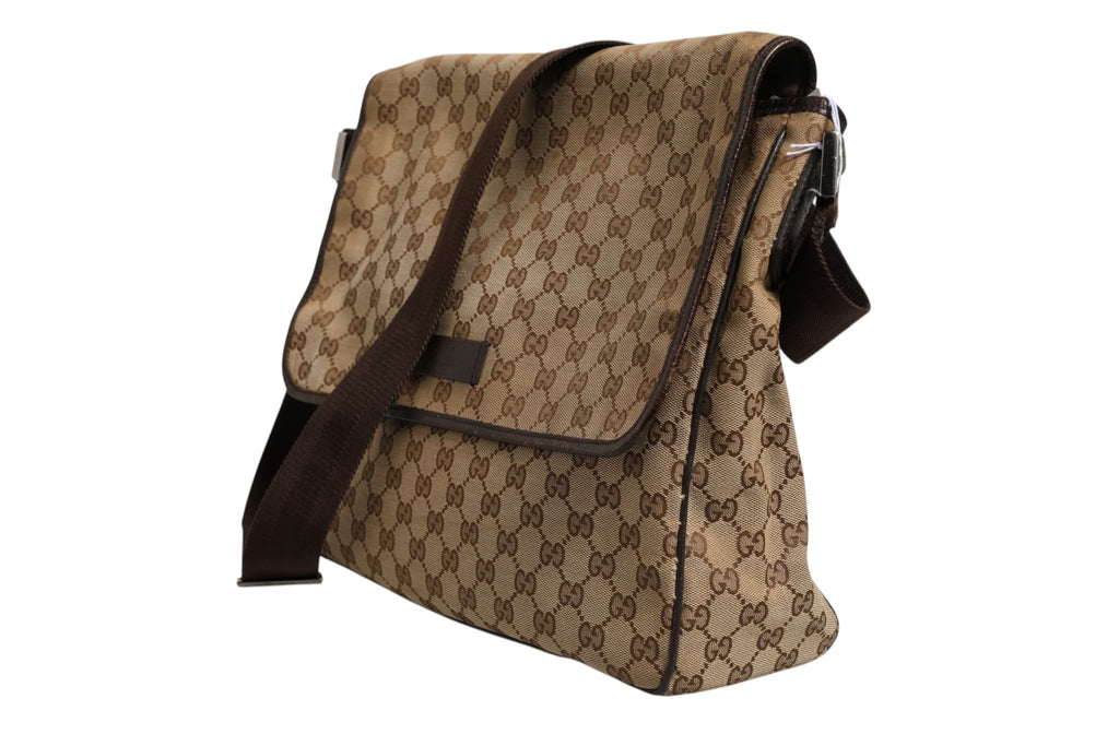 Sac messager Gucci GG en toile, avec rabat, design élégant, logo Gucci visible, sac à bandoulière pour style sophistiqué.