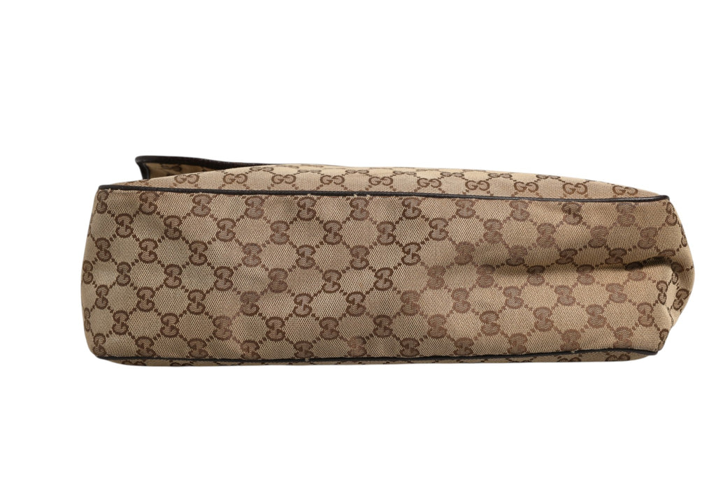 Sac messager Gucci GG Canvas avec rabat, design élégant et logo emblématique, parfait pour un style sophistiqué.