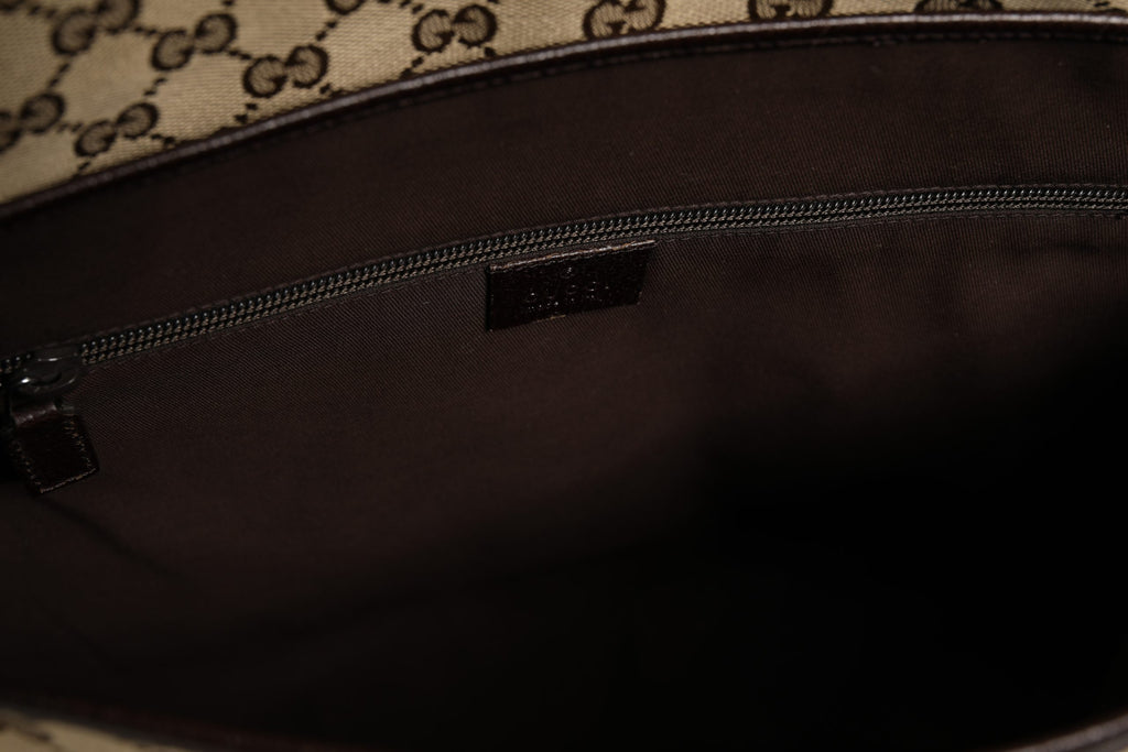Sac à messenger Gucci GG Canvas avec rabat, logo emblématique, design élégant et matelassé, idéal pour un style sophistiqué.