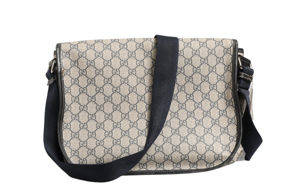 Sac à messenger Gucci GG Supreme avec logo emblématique et bandoulière en cuir, conçu pour un style élégant et pratique.