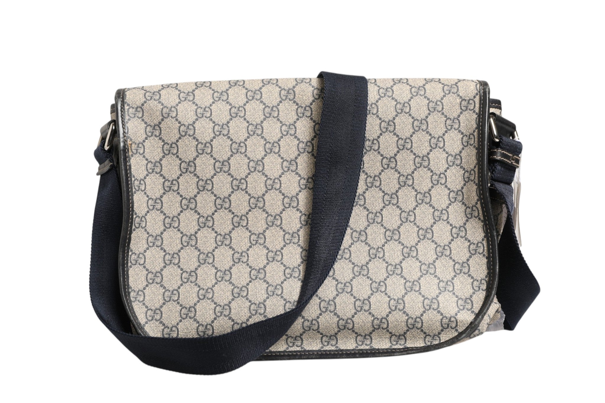 Sac à messenger Gucci GG Supreme avec logo emblématique et bandoulière en cuir, conçu pour un style élégant et pratique.