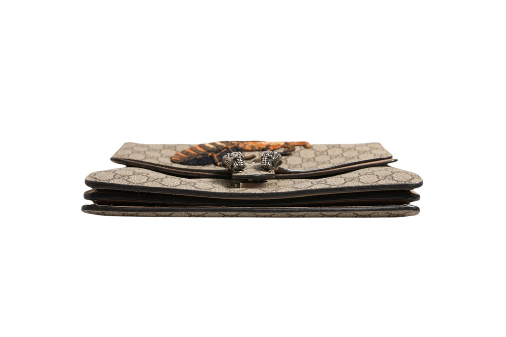 Sac à bandoulière Gucci Supreme Monogram Bee brodé avec motif signature et détails en cuir, élégant et tendance.