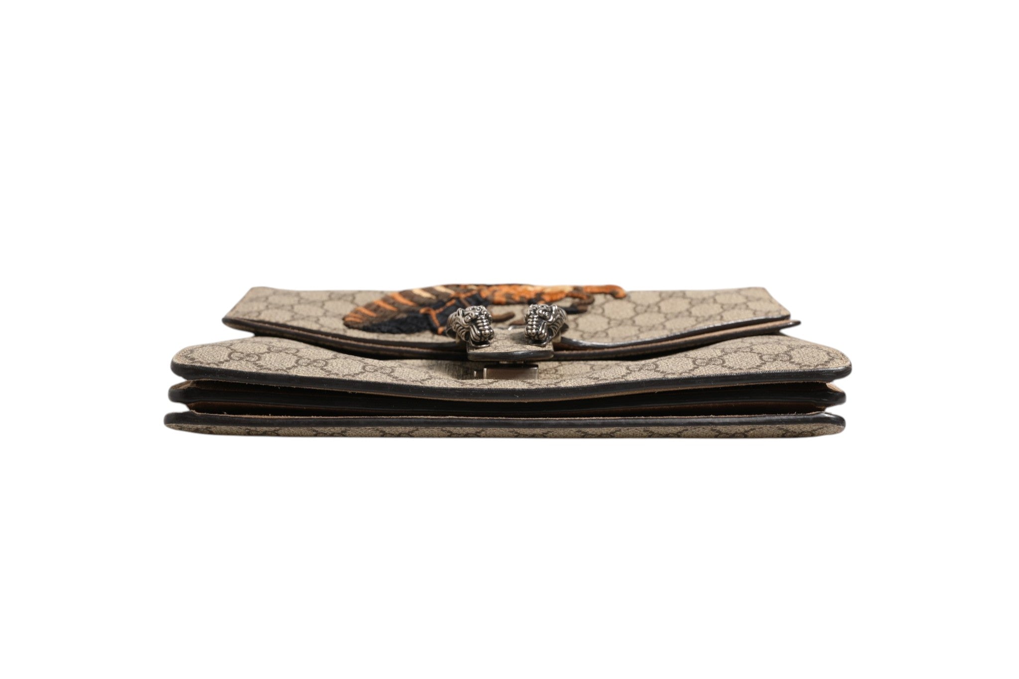Sac à bandoulière Gucci Supreme Monogram Bee brodé avec motif signature et détails en cuir, élégant et tendance.
