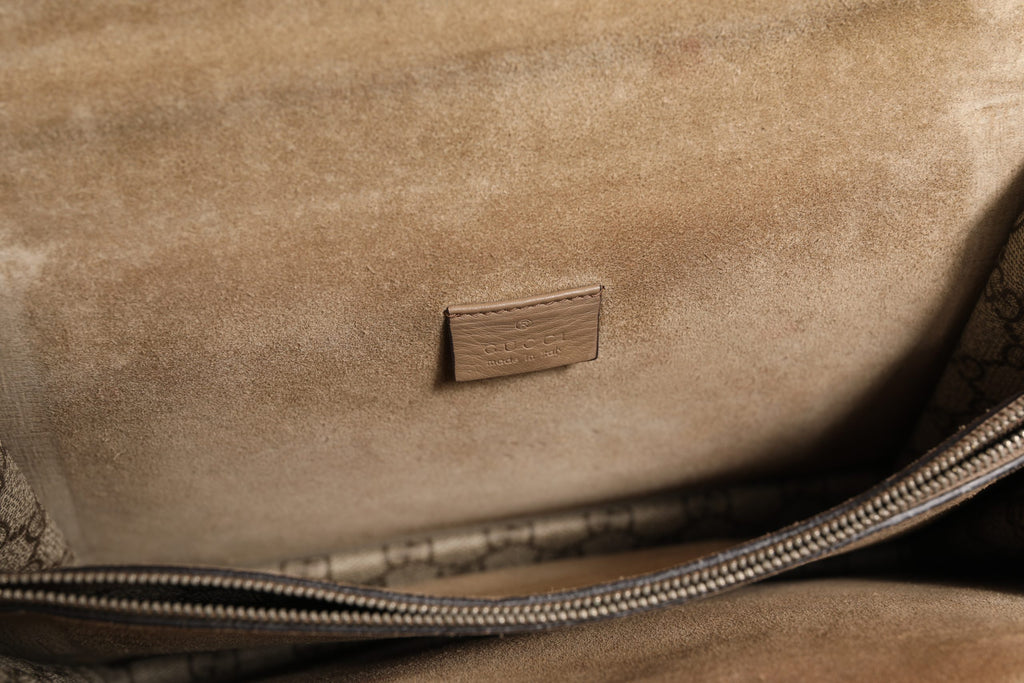 Sac à épaule Gucci Supreme Monogram Bee brodé avec logo Gucci, design élégant et détails en filigrane.