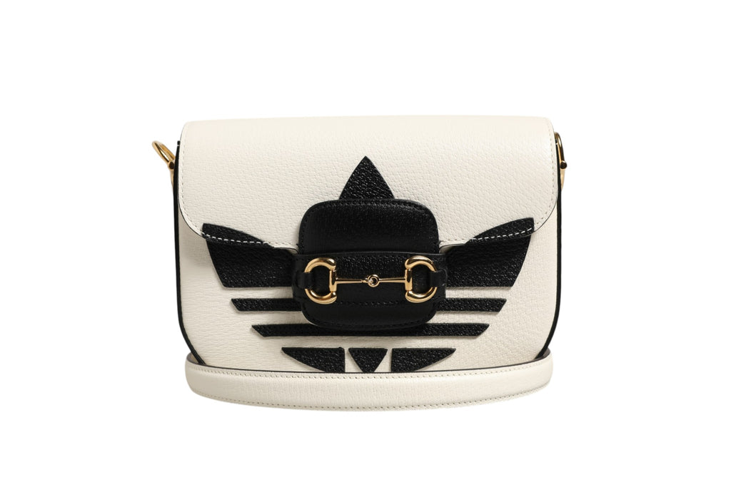 Sac à bandoulière Gucci x Adidas Horsebit 1955 Mini, en cuir avec logo et détails métalliques, vue de face.
