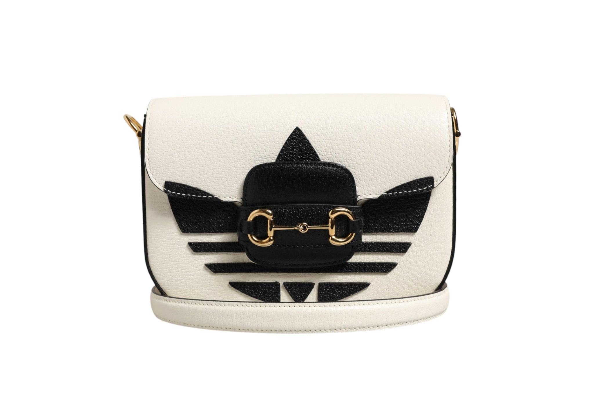 Sac à bandoulière Gucci x Adidas Horsebit 1955 Mini, en cuir avec logo et détails métalliques, vue de face.