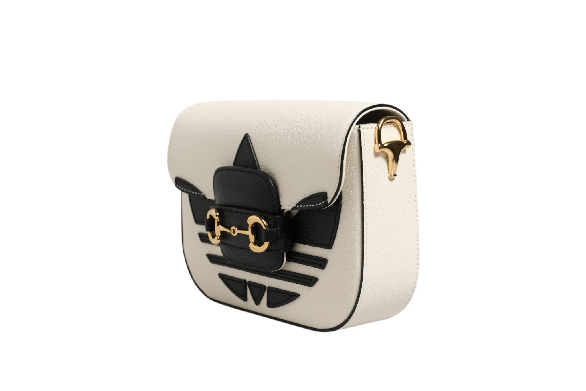 Sac à épaule mini Gucci x Adidas Horsebit 1955 avec logo, en cuir noir et détails dorés, élégant et tendance.
