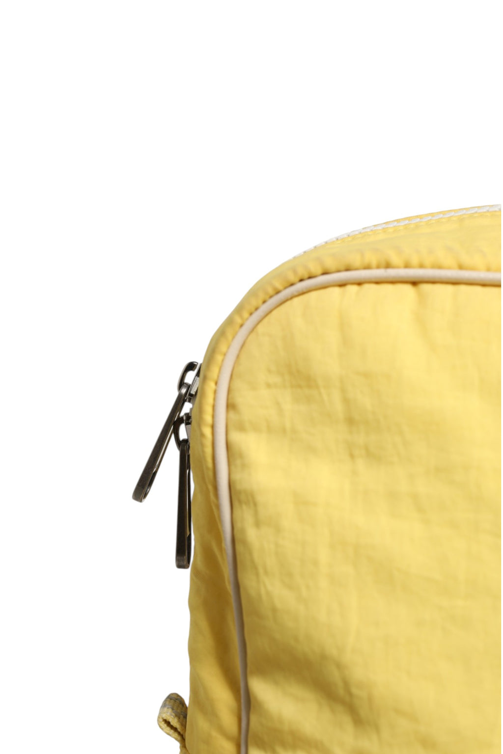 Sac à dos en nylon jaune Gucci Blind For Love, avec logo Gucci et détails de style élégant, visible sur l'image.