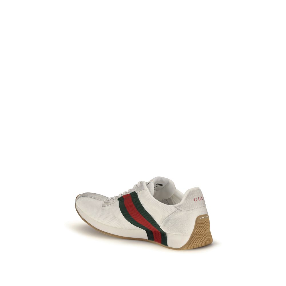 Chaussures de sport blanches en polyester Gucci, baskets athlétiques élégantes avec détails modernes et logo Gucci visible.