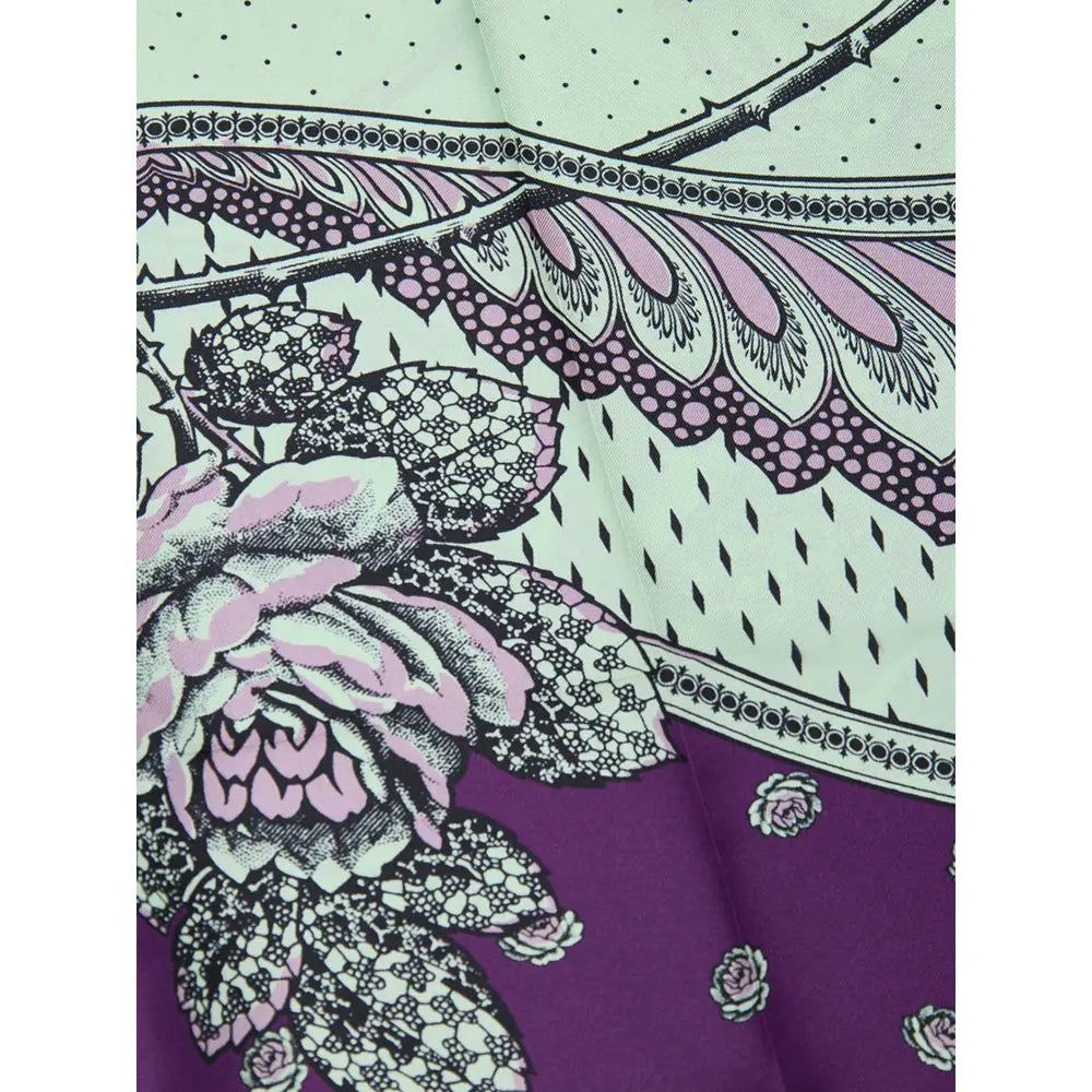 Un foulard en soie délicat à motif floral lavande et noir avec des détails en dentelle et un pantalon décontracté gucci vert en soie