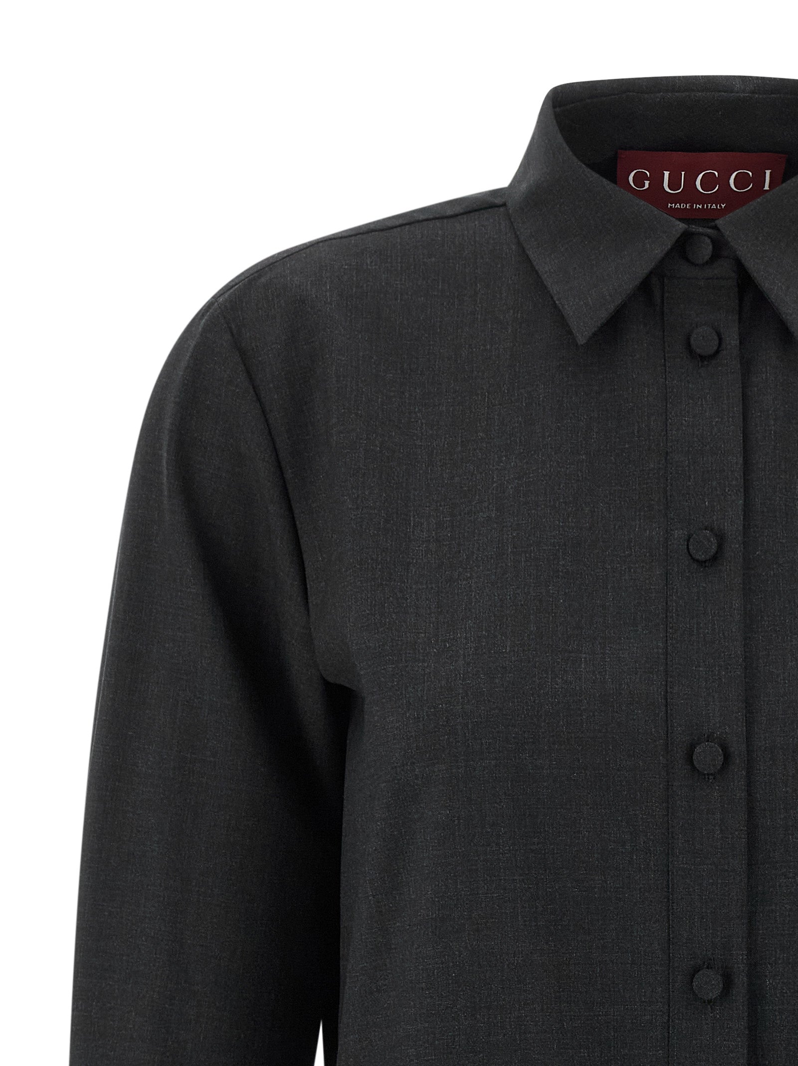 Robe courte en laine grise de Gucci, ajustée, avec col rond et détails élégants, portée sur mannequin.