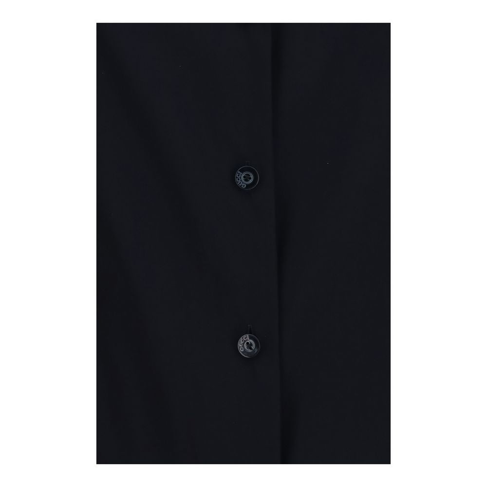 Chemise en soie noire Gucci avec motif élégant, détails fins et coupe moderne visible sur cette image.