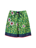 Shorts en soie imprimée de fleurs vertes de Gucci, style élégant et confortable, avec un design fleuri lumineux.
