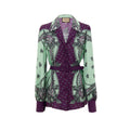 Chemise en soie verte Gucci avec motif floral, ajustée avec col classique et boutons, élégante et sophistiquée.