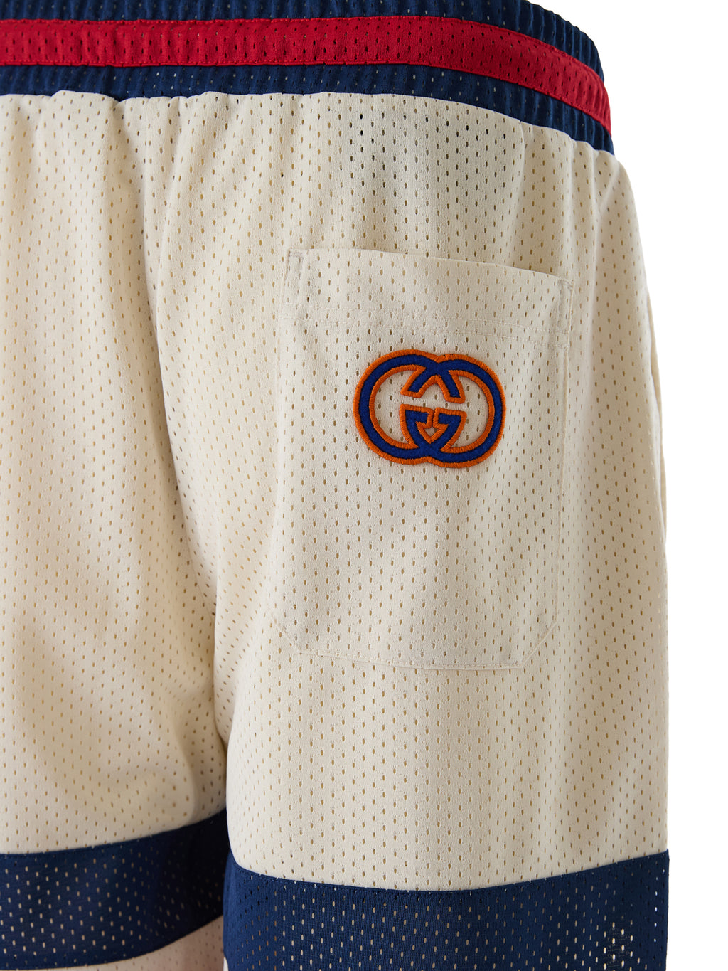 Shorts en polyester crème Gucci avec logo, style décontracté et confortable, parfait pour un look tendance et casual.