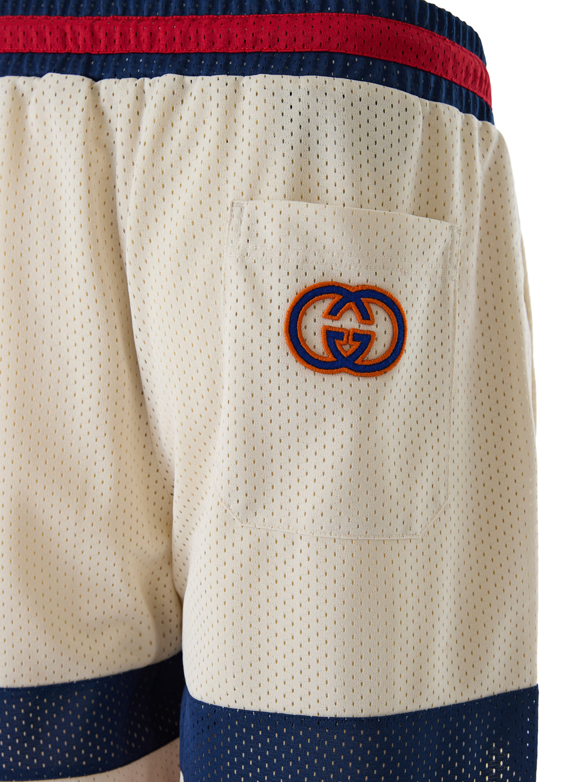 Shorts en polyester crème Gucci avec logo, style décontracté et confortable, parfait pour un look tendance et casual.